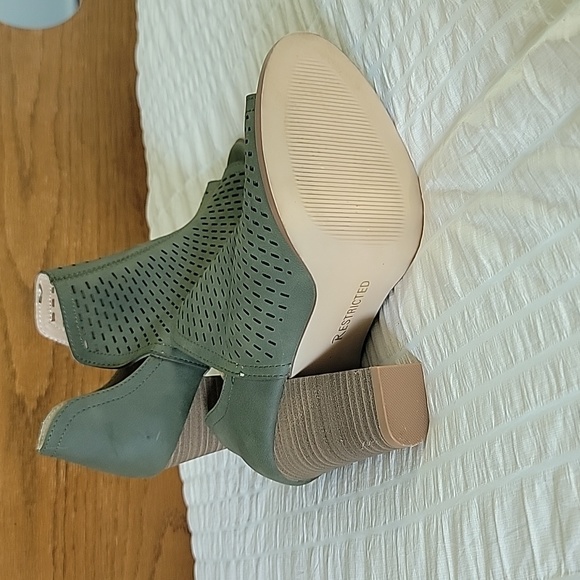 Restricted - Picture 3 of 6